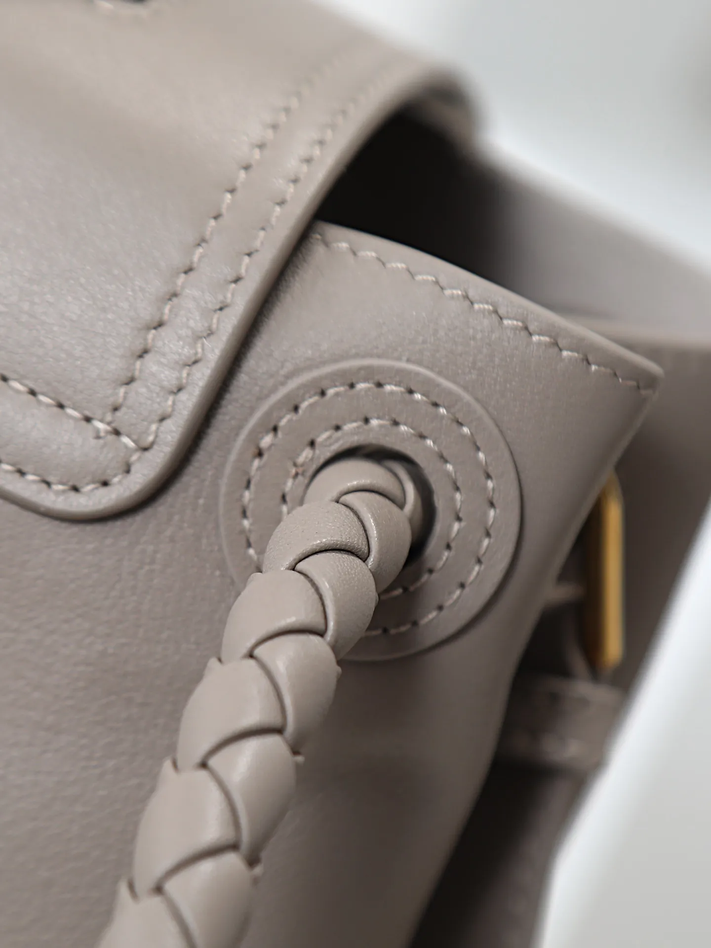 1150. Bottega Veneta's latest Ciao Ciao bag is a two-way flap handbag in silky cowhide, decorated with signature twist details, hidden hook closure, the flap can be fastened to the front, or connected to the INTRECCIATO woven internal pocket, with an adjustable and removable crossbody strap, an internal compartment, and a zippered pocket. The surprise flap has various shapes. Style 1 - Cover the bag surface, exposing the knot and knot decoration. Style 2 - Place the flap inside the bag. A buckle is also designed. Style 3 - The U-shaped position of the top handle in the hand bag. Style No.: 835835 Size: 26*19*10.5cm